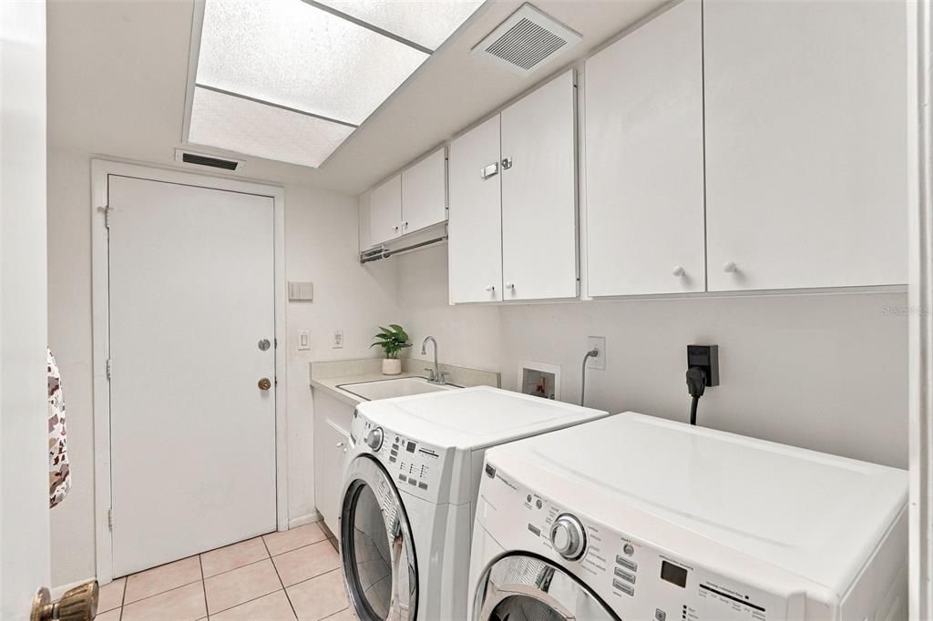 En Venta: $435,000 (3 camas, 2 baños, 1965 Pies cuadrados)