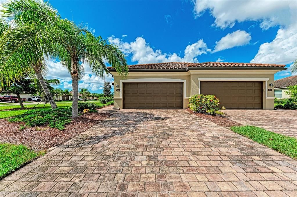 Active With Contract: $335,000 (3 beds, 2 baths, 1416 Square Feet)
