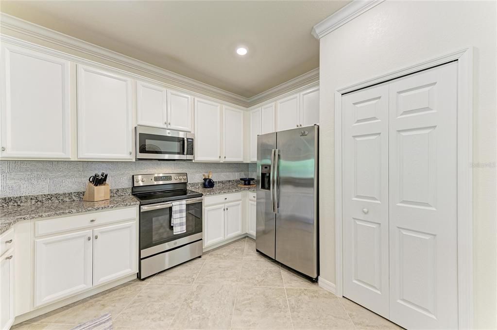 Active With Contract: $335,000 (3 beds, 2 baths, 1416 Square Feet)