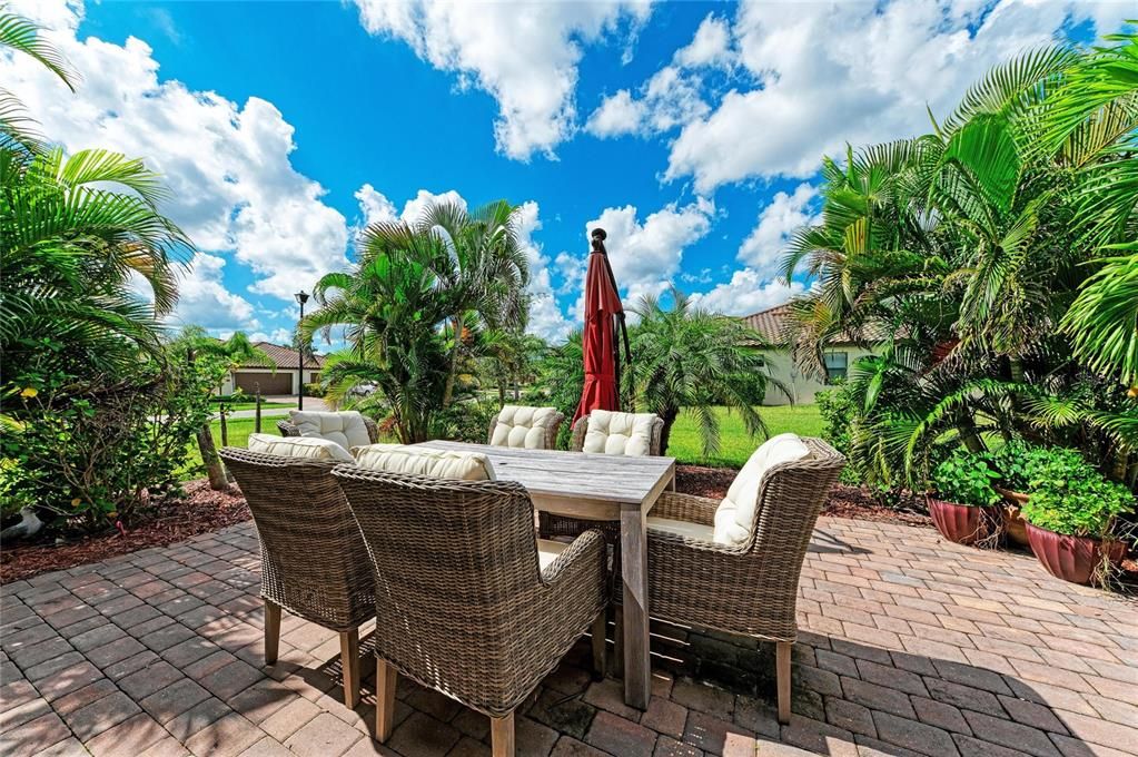 Active With Contract: $335,000 (3 beds, 2 baths, 1416 Square Feet)