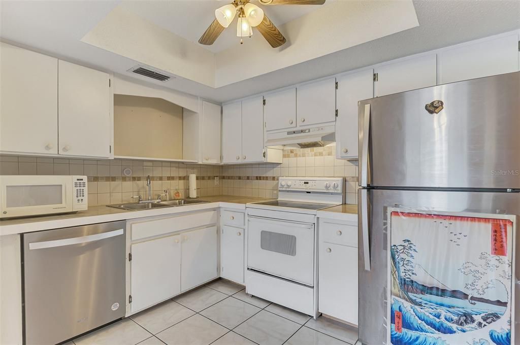 For Sale: $124,700 (2 beds, 1 baths, 814 Square Feet)