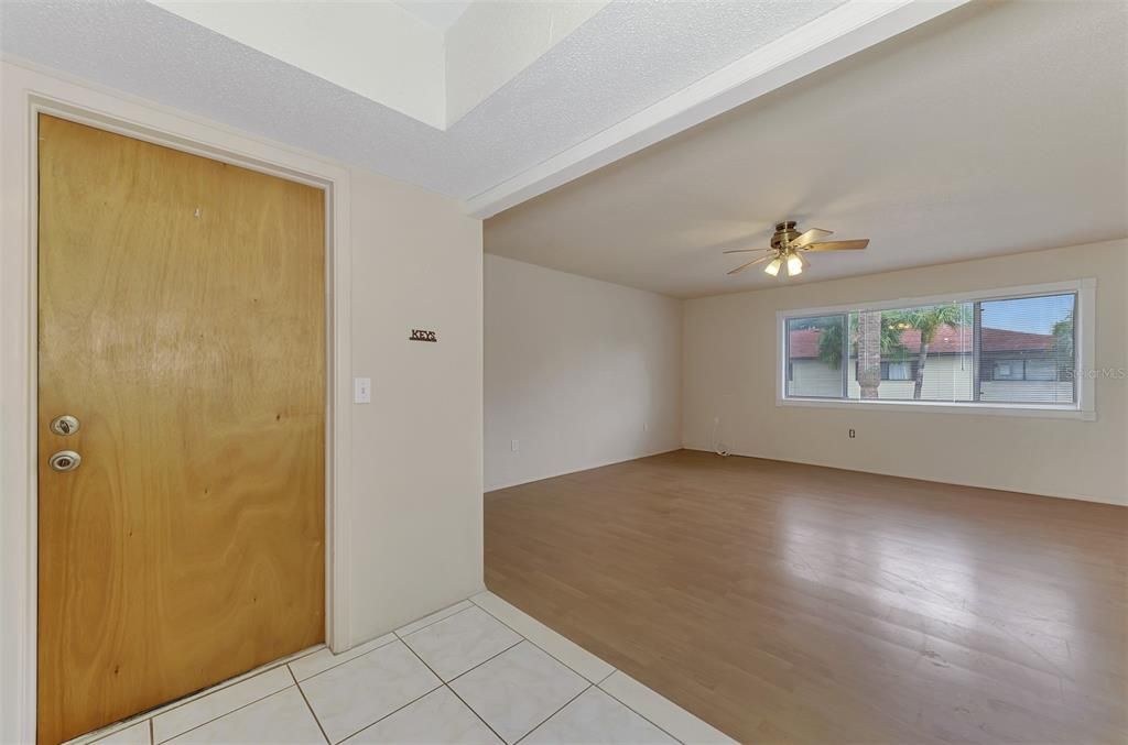 For Sale: $124,700 (2 beds, 1 baths, 814 Square Feet)