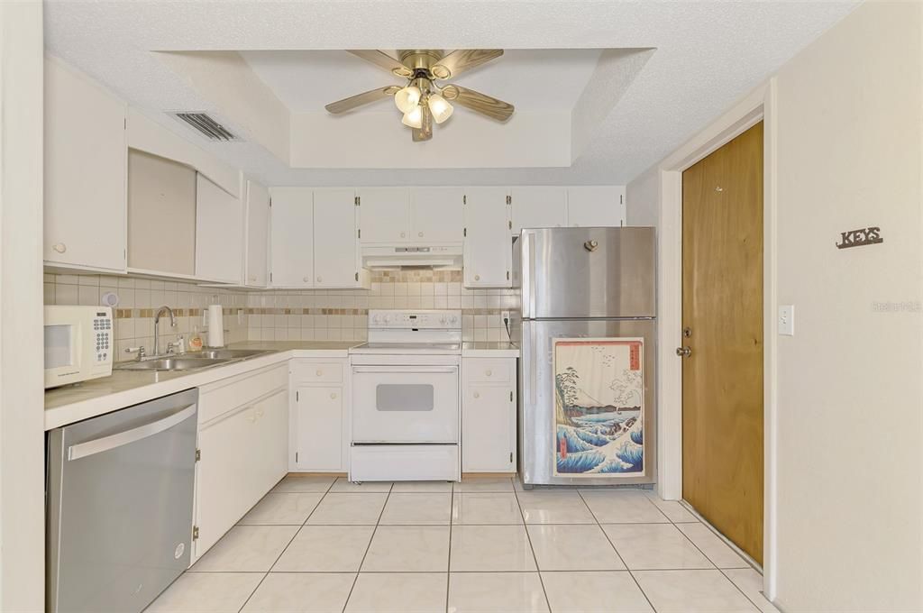 For Sale: $124,700 (2 beds, 1 baths, 814 Square Feet)