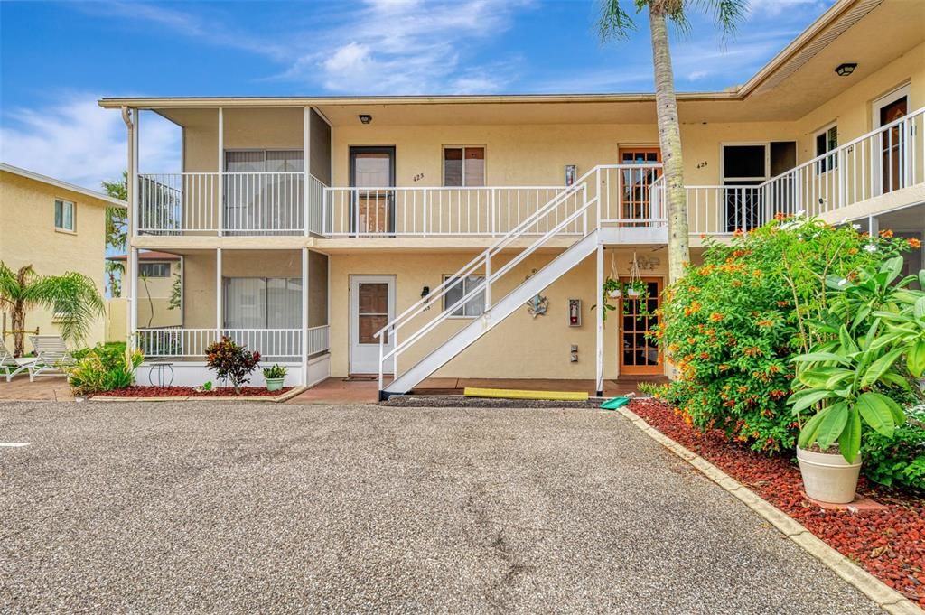 For Sale: $124,700 (2 beds, 1 baths, 814 Square Feet)