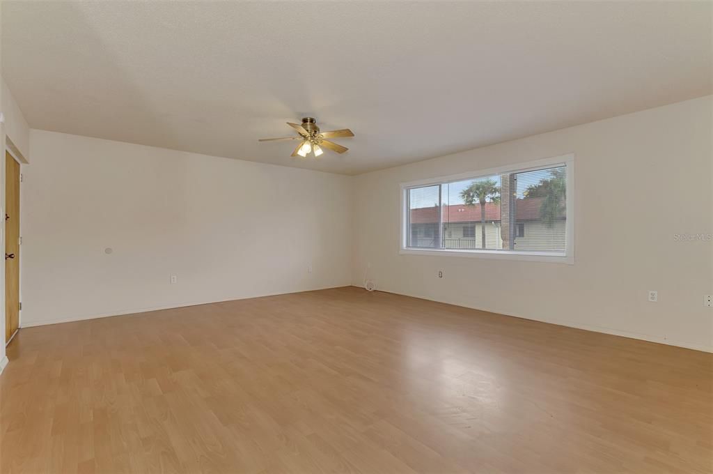 For Sale: $124,700 (2 beds, 1 baths, 814 Square Feet)