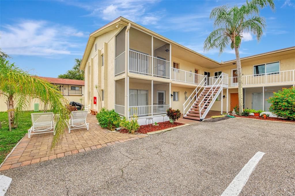 For Sale: $124,700 (2 beds, 1 baths, 814 Square Feet)