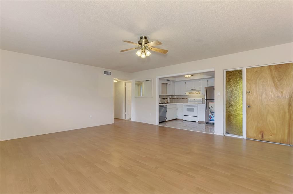 For Sale: $124,700 (2 beds, 1 baths, 814 Square Feet)
