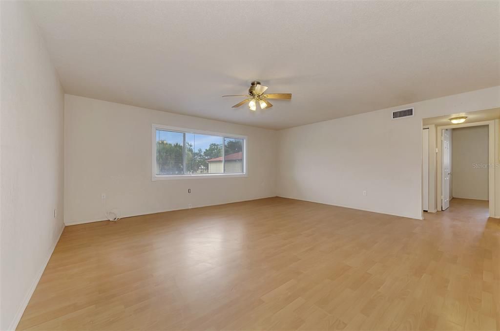 For Sale: $124,700 (2 beds, 1 baths, 814 Square Feet)