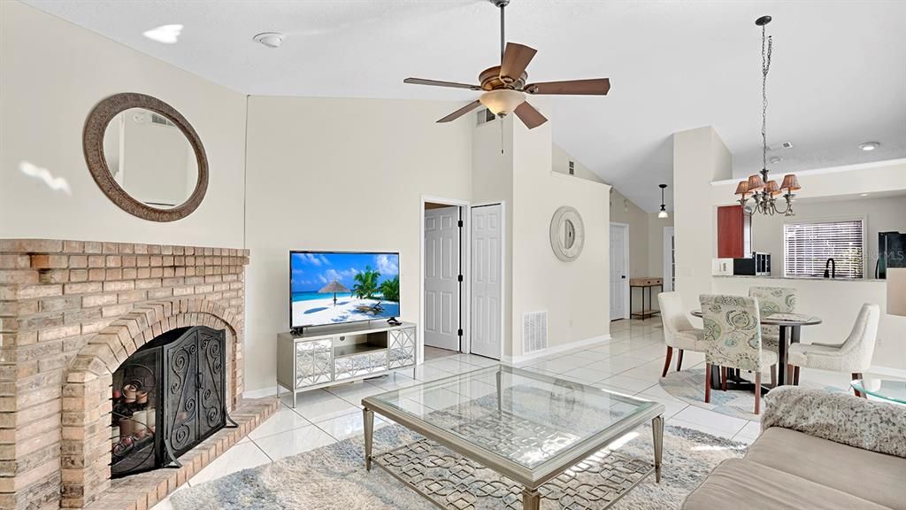For Sale: $280,000 (2 beds, 2 baths, 1128 Square Feet)