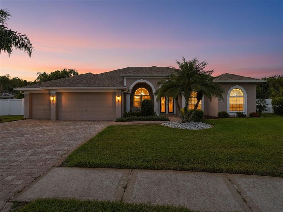 En Venta: $629,900 (4 camas, 3 baños, 2727 Pies cuadrados)