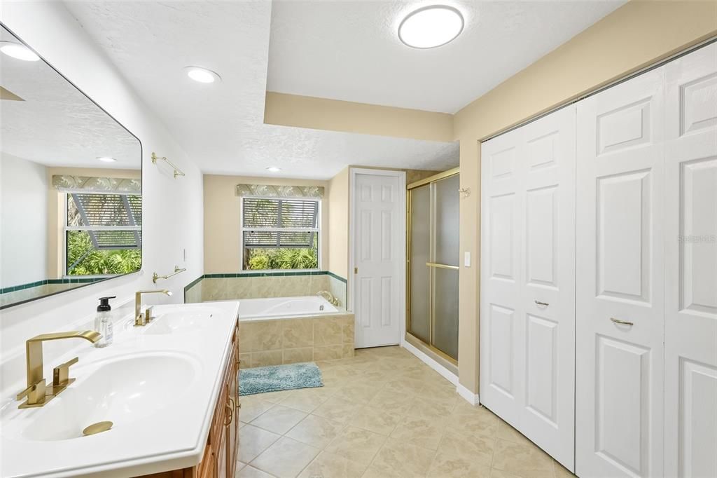 For Sale: $800,000 (5 beds, 4 baths, 3435 Square Feet)