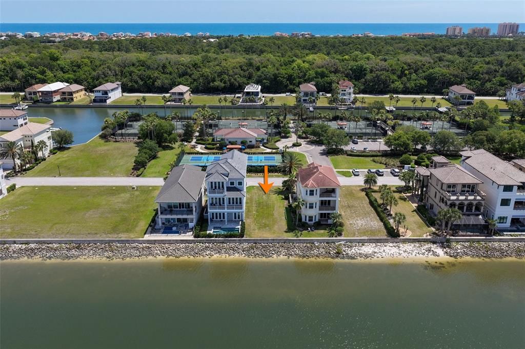 На продажу: $295,000 (0.11 acres)