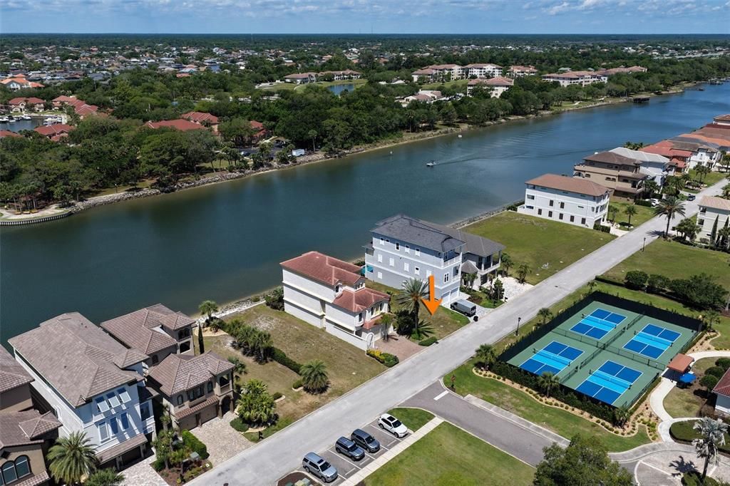 На продажу: $295,000 (0.11 acres)