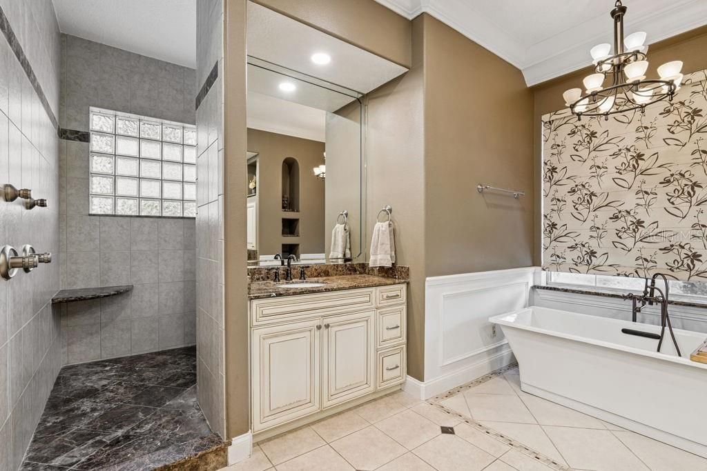 En Venta: $1,200,000 (5 camas, 4 baños, 3951 Pies cuadrados)