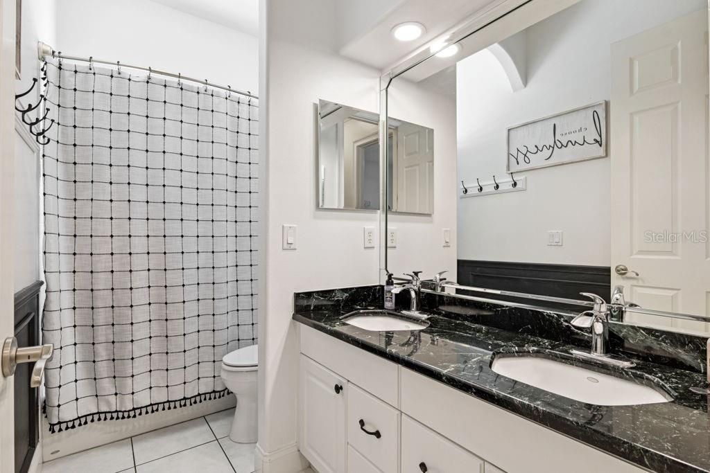 En Venta: $1,200,000 (5 camas, 4 baños, 3951 Pies cuadrados)