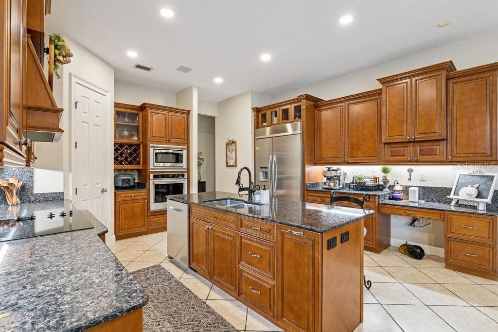 En Venta: $1,200,000 (5 camas, 4 baños, 3951 Pies cuadrados)