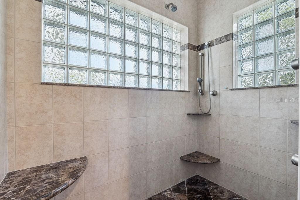 En Venta: $1,200,000 (5 camas, 4 baños, 3951 Pies cuadrados)