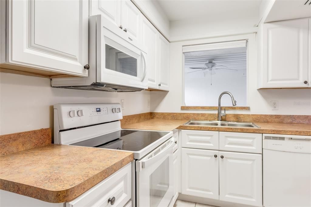 For Sale: $169,900 (2 beds, 2 baths, 1119 Square Feet)