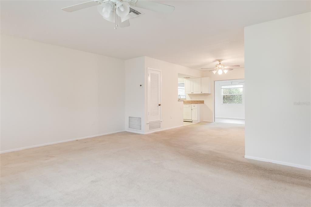For Sale: $169,900 (2 beds, 2 baths, 1119 Square Feet)
