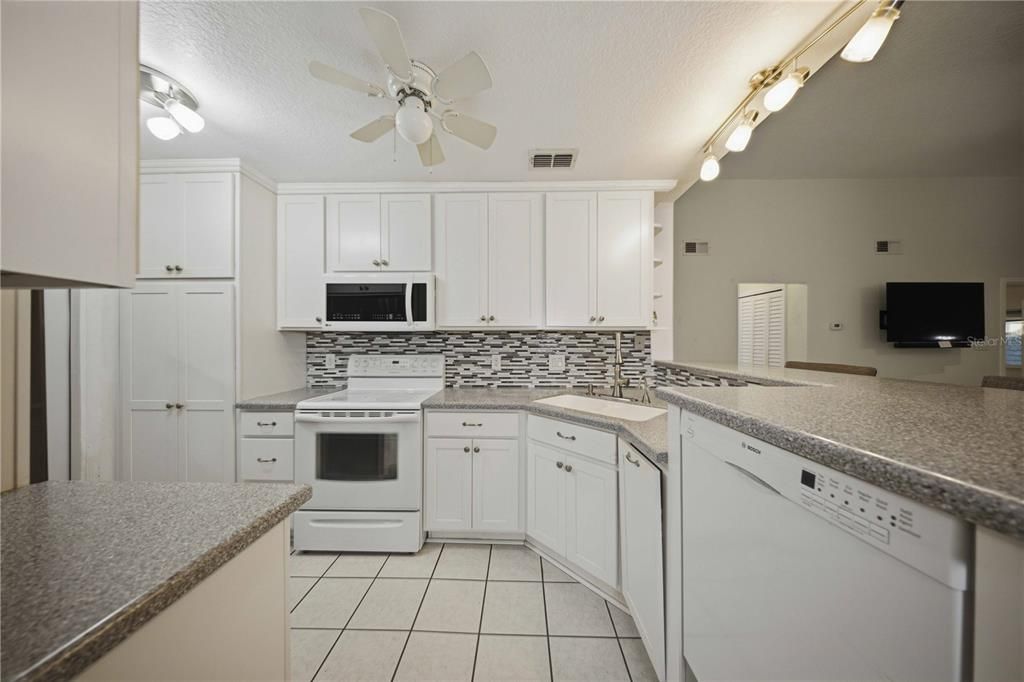 For Sale: $209,900 (2 beds, 2 baths, 1419 Square Feet)