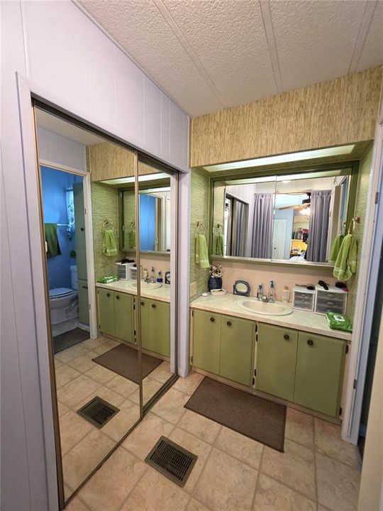 На продажу: $94,900 (2 спален, 2 ванн, 960 Квадратных фут)