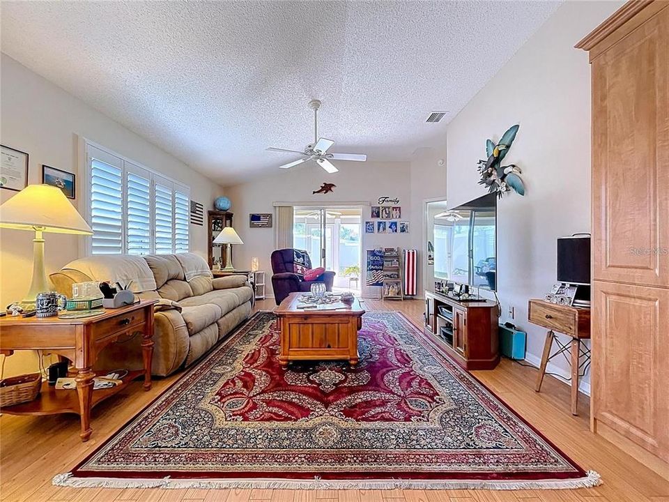 For Sale: $374,900 (2 beds, 2 baths, 1196 Square Feet)