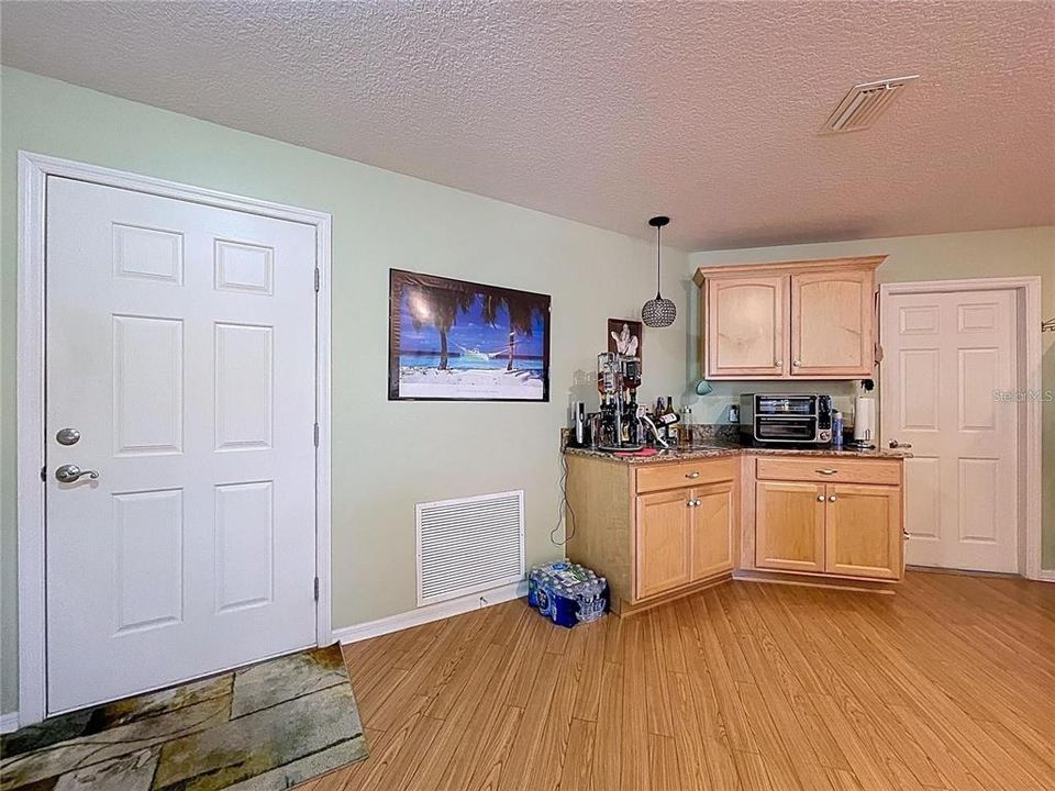 For Sale: $374,900 (2 beds, 2 baths, 1196 Square Feet)