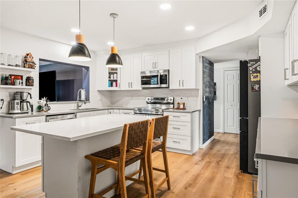 En Venta: $670,000 (4 camas, 2 baños, 2729 Pies cuadrados)