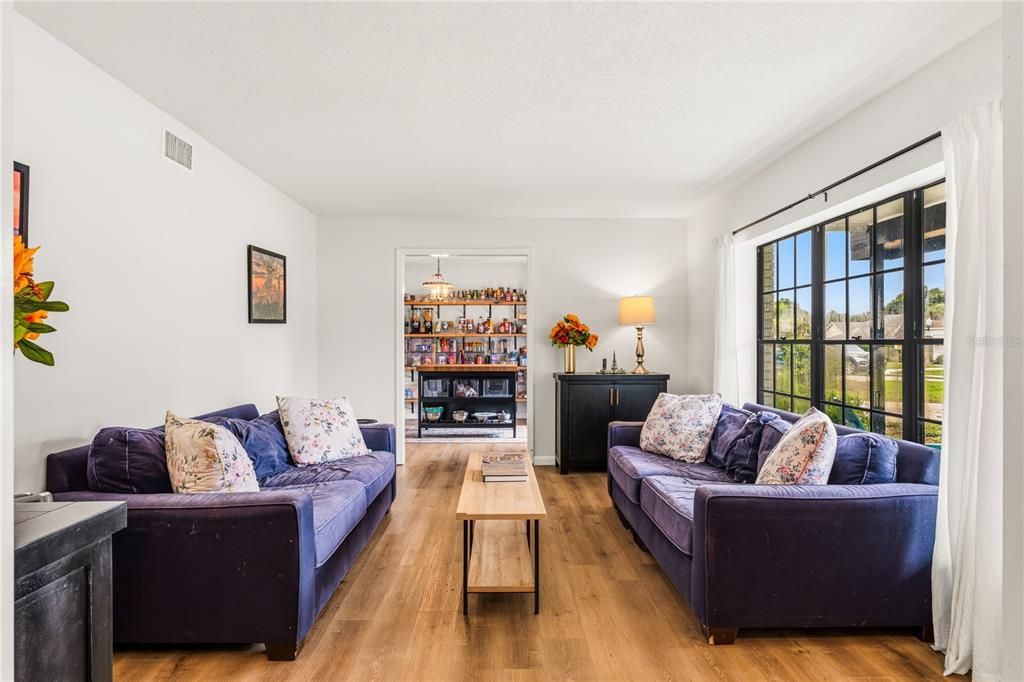 En Venta: $670,000 (4 camas, 2 baños, 2729 Pies cuadrados)