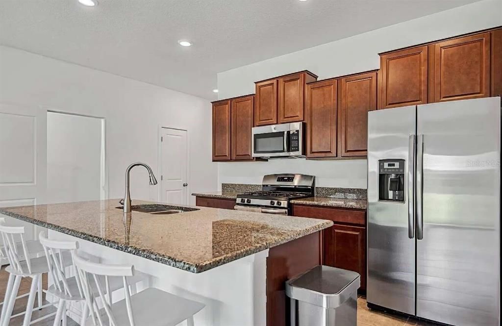 For Sale: $299,900 (3 beds, 2 baths, 1601 Square Feet)