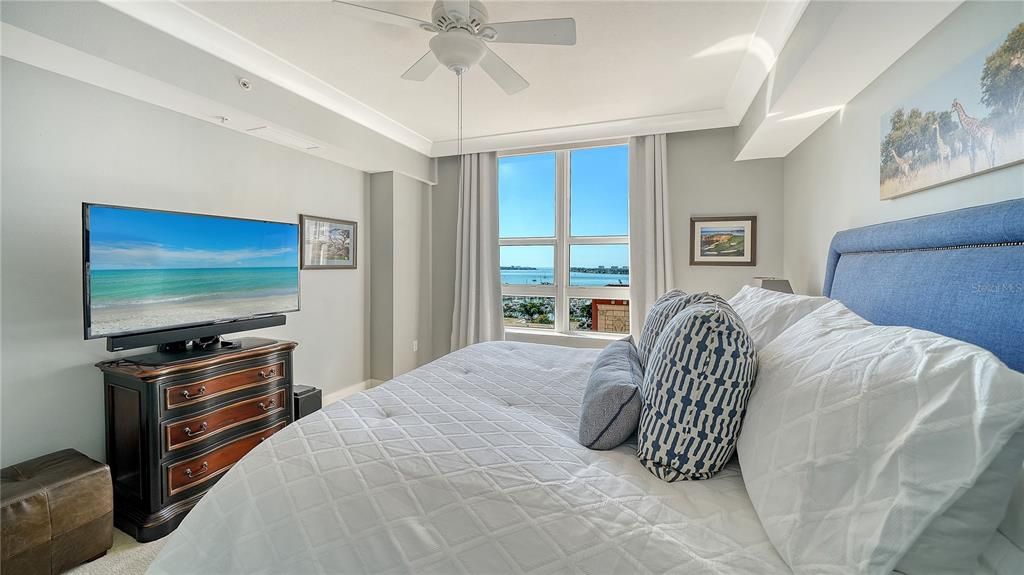 For Sale: $1,075,000 (2 beds, 2 baths, 1336 Square Feet)