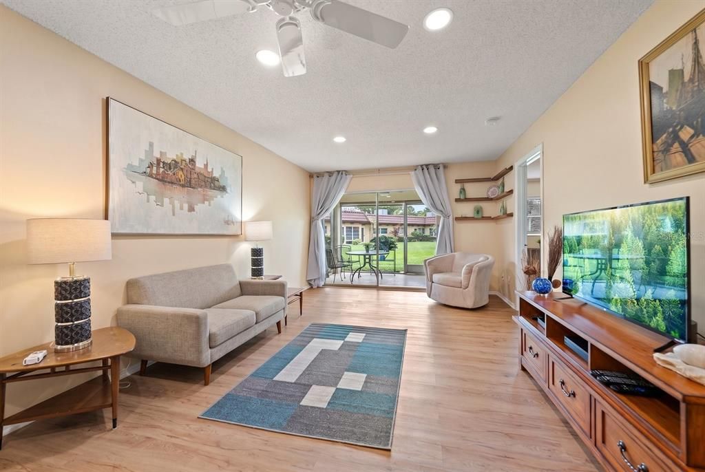For Sale: $198,500 (2 beds, 2 baths, 950 Square Feet)