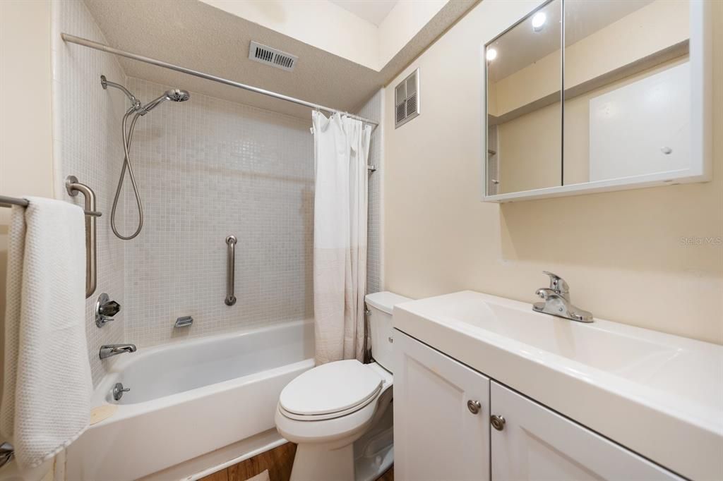 For Sale: $198,500 (2 beds, 2 baths, 950 Square Feet)