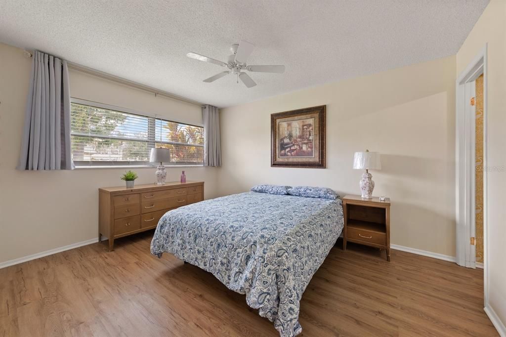 For Sale: $198,500 (2 beds, 2 baths, 950 Square Feet)