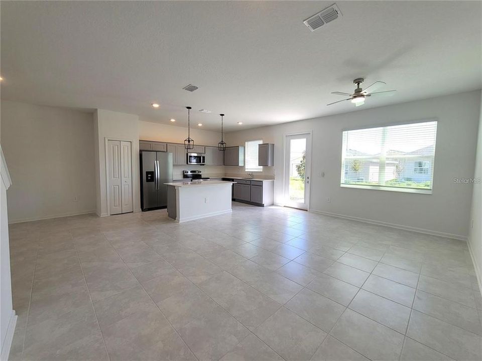 For Rent: $2,450 (4 beds, 3 baths, 1954 Square Feet)