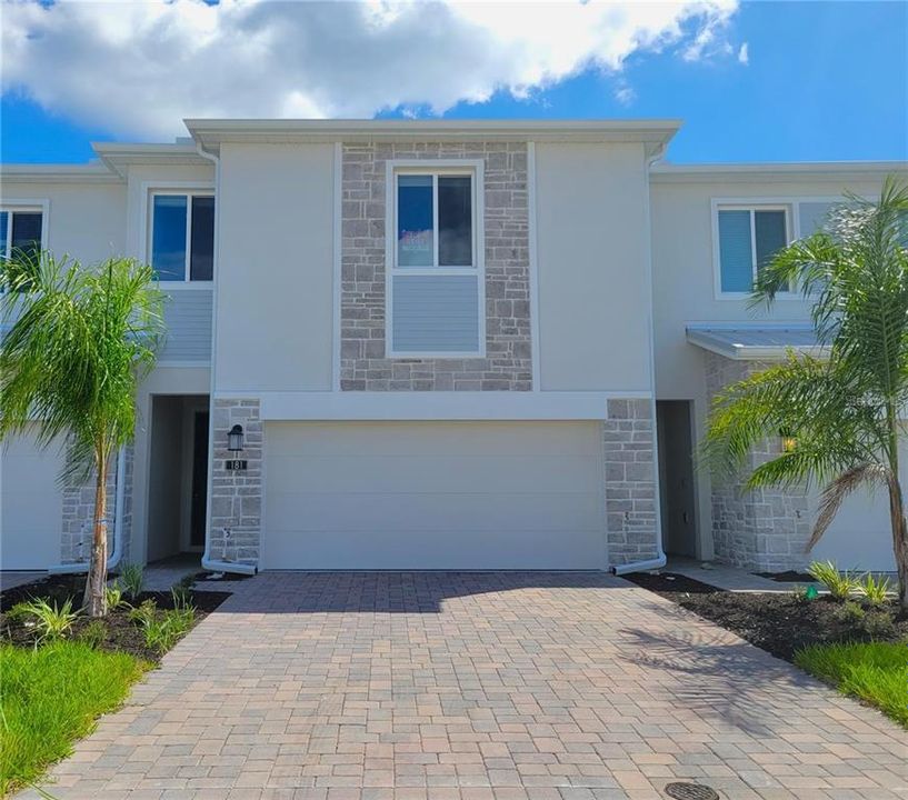 For Rent: $2,450 (4 beds, 3 baths, 1954 Square Feet)