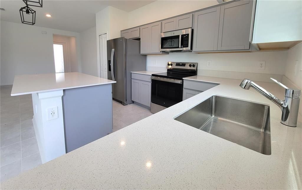 For Rent: $2,450 (4 beds, 3 baths, 1954 Square Feet)