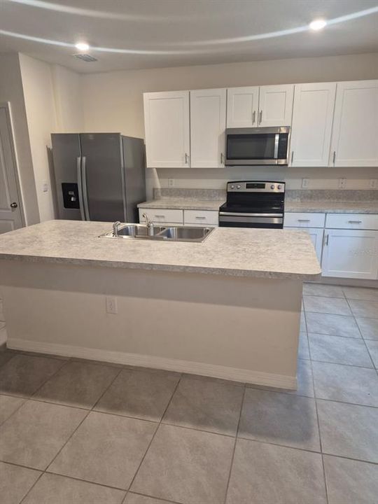 For Rent: $2,400 (3 beds, 2 baths, 1569 Square Feet)