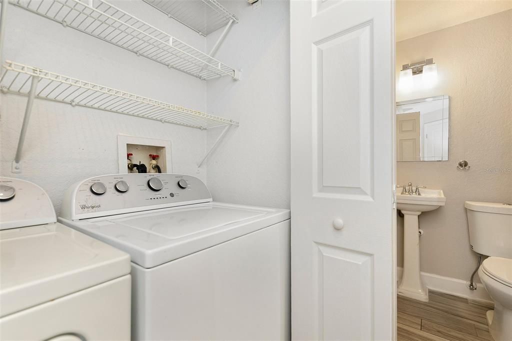 На продажу: $299,900 (2 спален, 2 ванн, 1075 Квадратных фут)