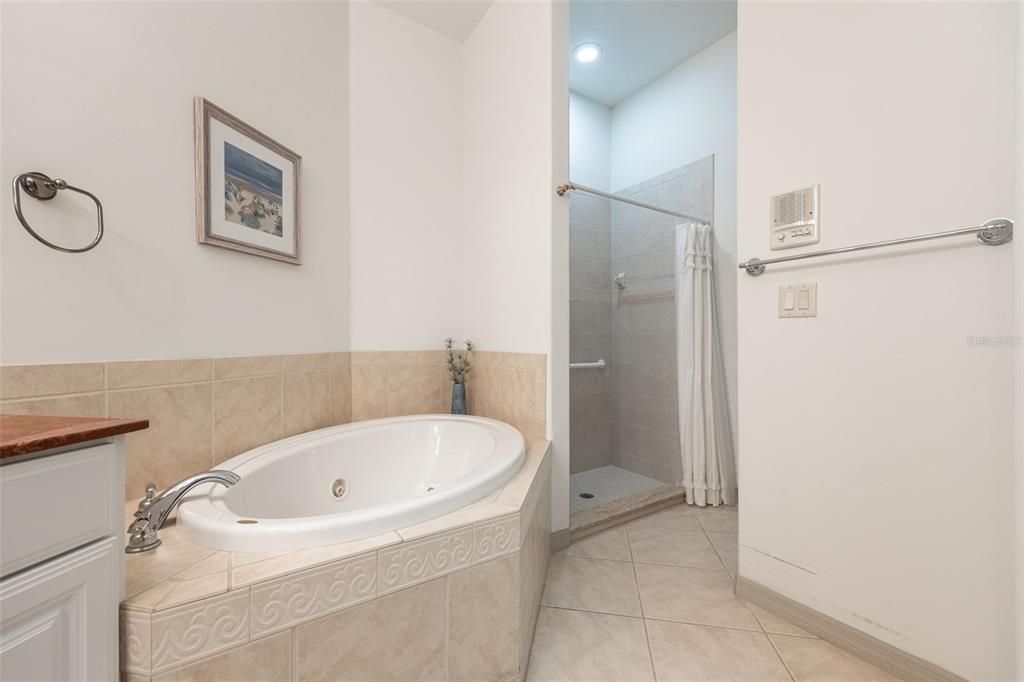 En Venta: $349,900 (2 camas, 2 baños, 1138 Pies cuadrados)