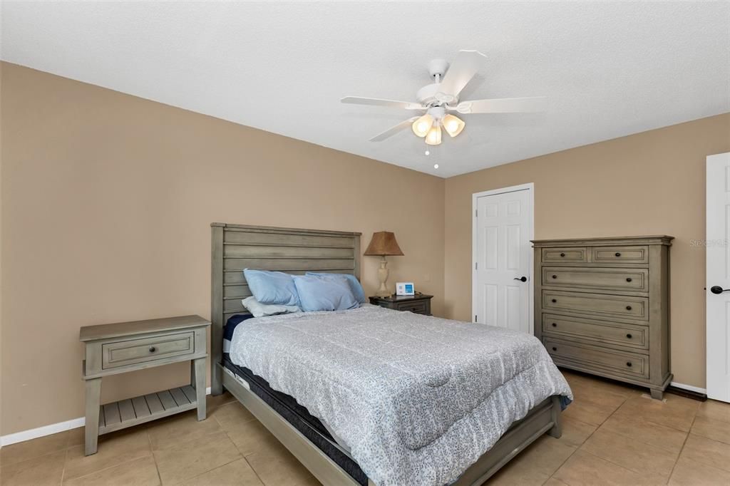 Activo con contrato: $193,500 (2 camas, 1 baños, 988 Pies cuadrados)