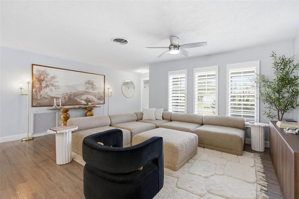 Activo con contrato: $649,900 (3 camas, 2 baños, 1591 Pies cuadrados)