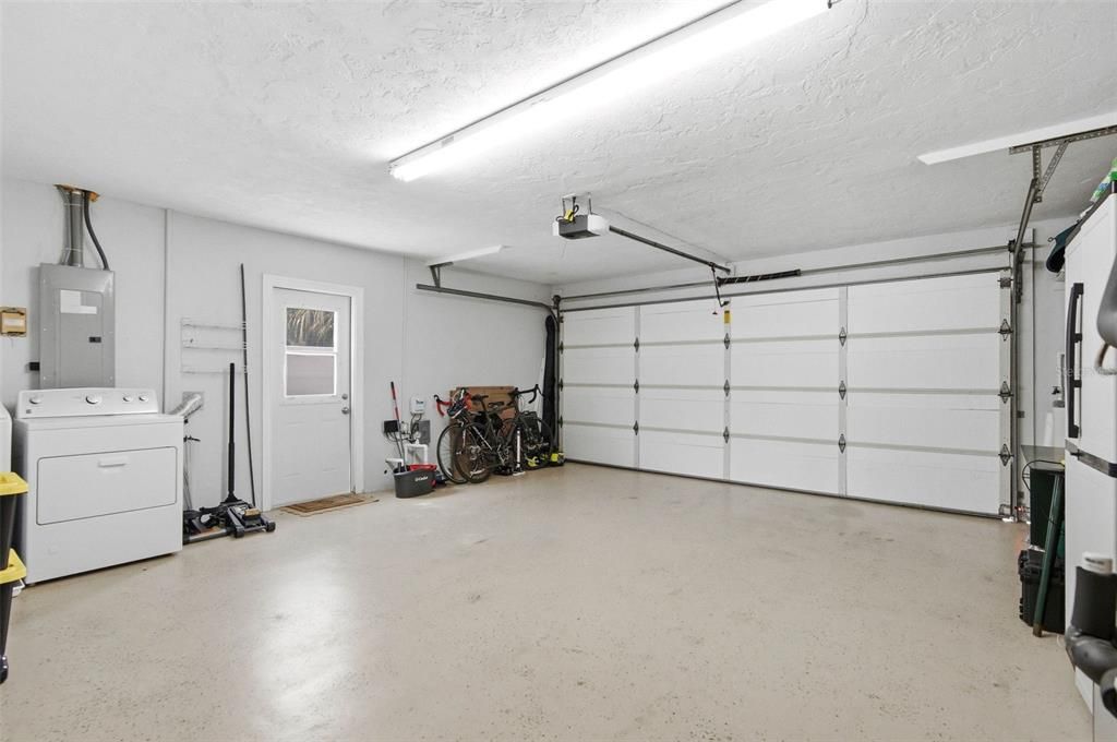 Activo con contrato: $649,900 (3 camas, 2 baños, 1591 Pies cuadrados)