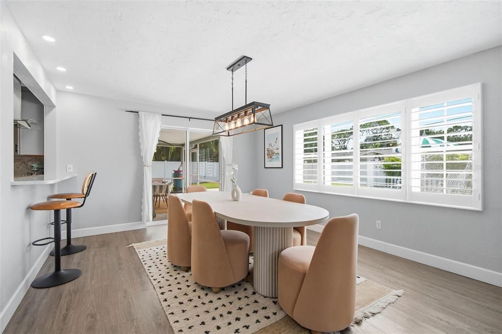 Activo con contrato: $649,900 (3 camas, 2 baños, 1591 Pies cuadrados)