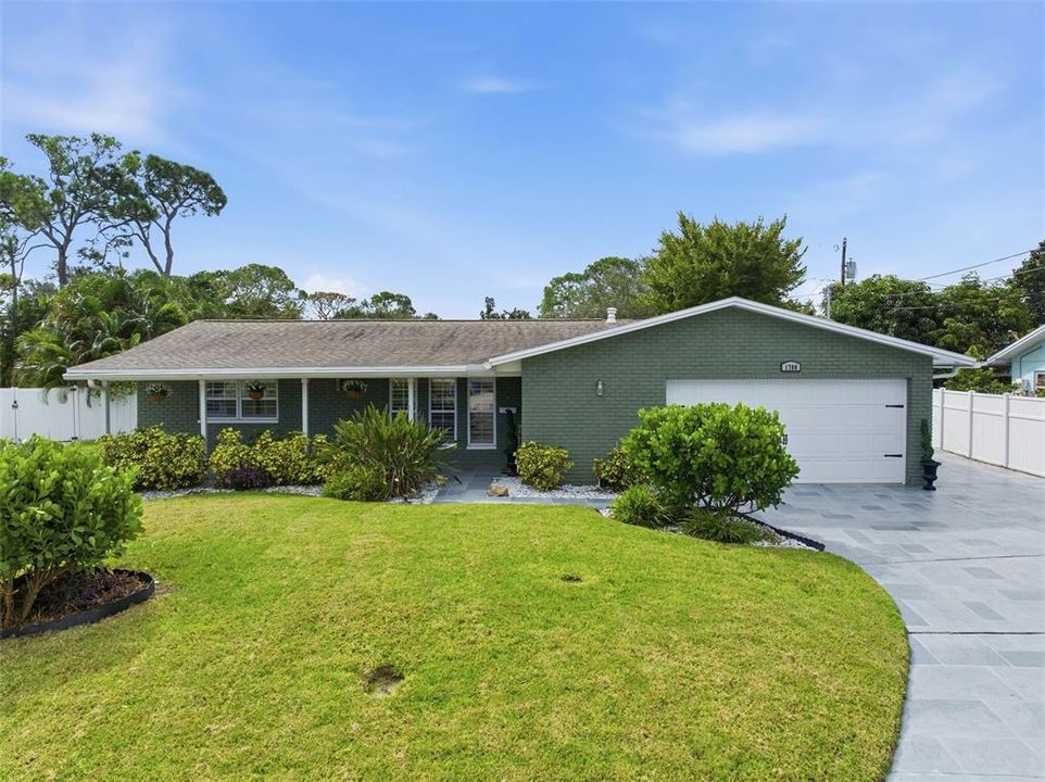 Activo con contrato: $649,900 (3 camas, 2 baños, 1591 Pies cuadrados)