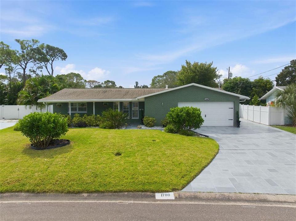 Activo con contrato: $649,900 (3 camas, 2 baños, 1591 Pies cuadrados)