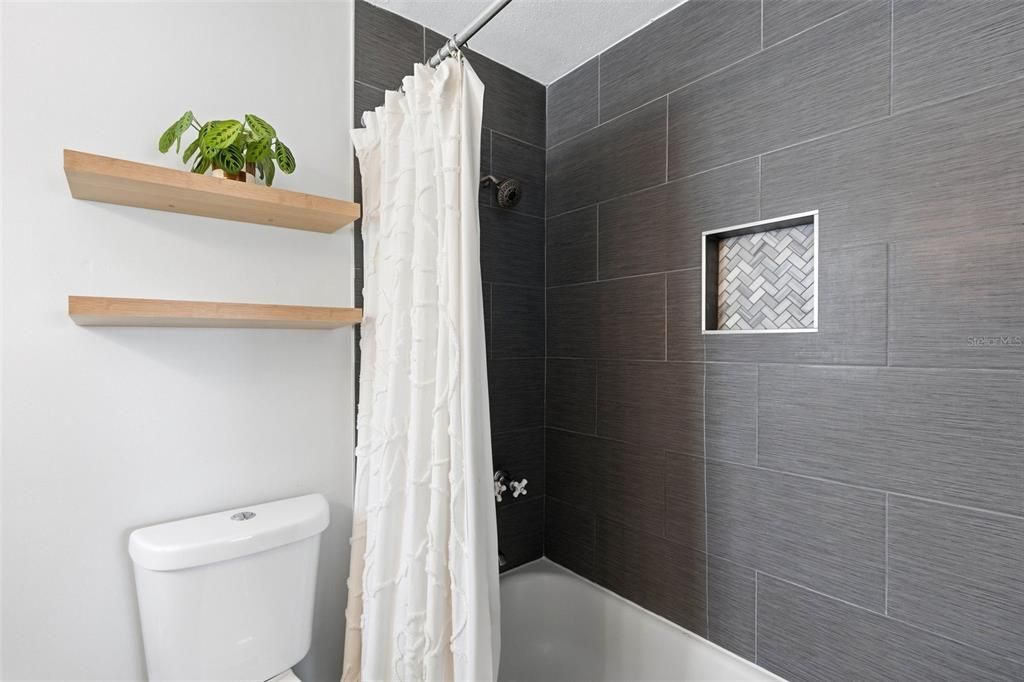 Activo con contrato: $649,900 (3 camas, 2 baños, 1591 Pies cuadrados)