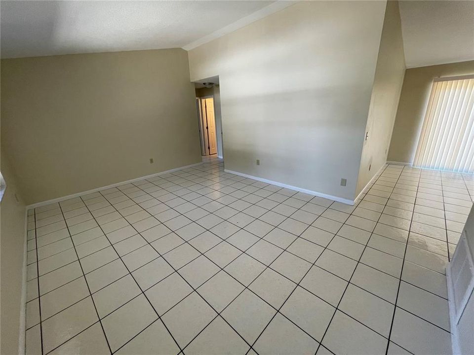 For Rent: $2,000 (4 beds, 2 baths, 1293 Square Feet)
