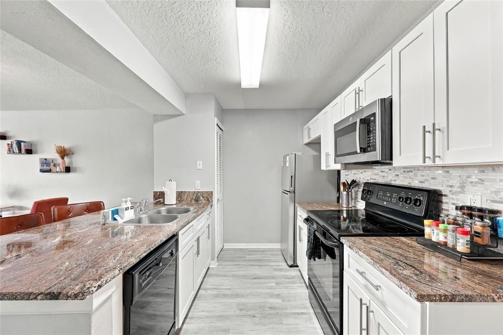 На продажу: $209,900 (3 спален, 2 ванн, 1357 Квадратных фут)