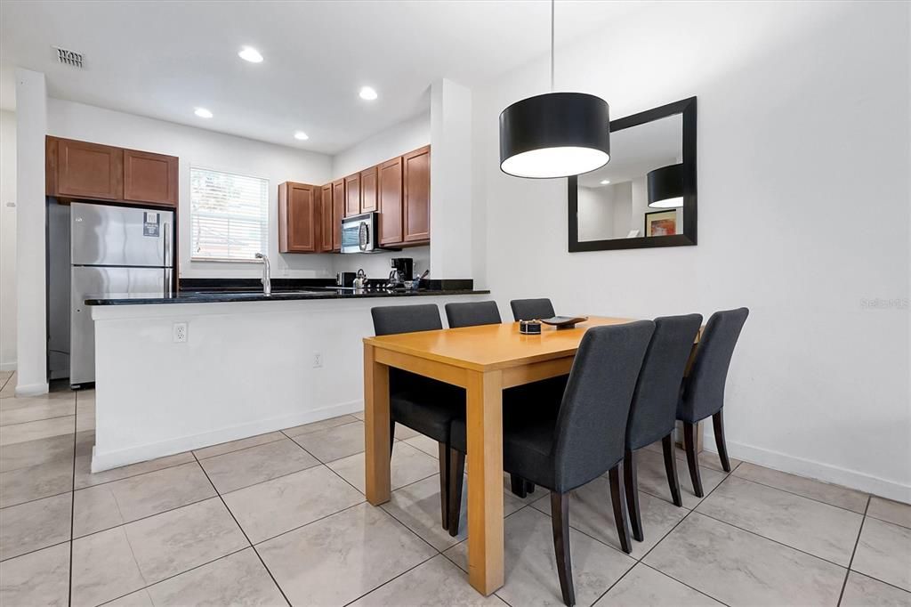 На продажу: $259,999 (2 спален, 2 ванн, 1350 Квадратных фут)